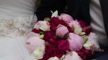 Gelin ve damat el ele tutuşuyorlar..