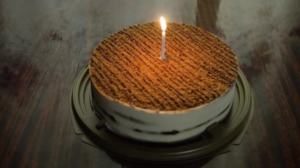 Pastel de cumpleaños con vela. — Vídeo de stock