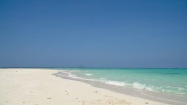 Kumsalda koşan adam.