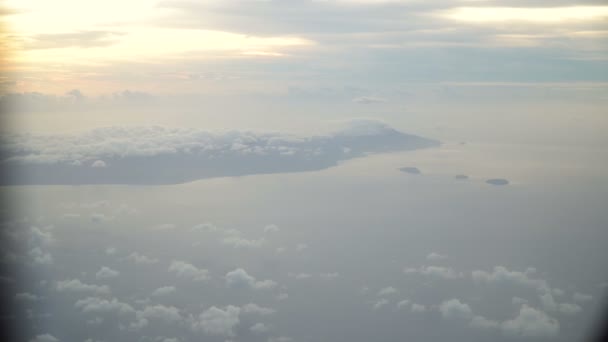 Blick aus einem Flugzeugfenster auf den Ozean. — Stockvideo