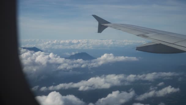 Utsikt från ett fönster med flygplan på bergen. — Stockvideo
