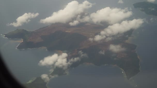 Вид из окна самолета на океан. — стоковое видео