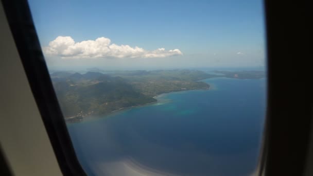 Vista dal finestrino di un aereo sull'oceano. — Video Stock