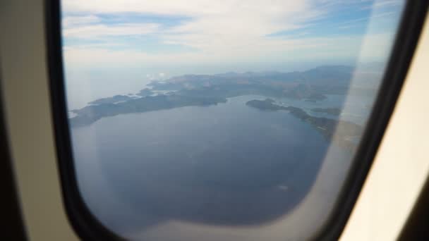 Vue depuis une fenêtre d'avion sur l'océan. — Video