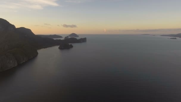 La belle baie au coucher du soleil. Vue aérienne.