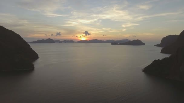 Die wunderschöne Bucht bei Sonnenuntergang. Luftaufnahme. — Stockvideo