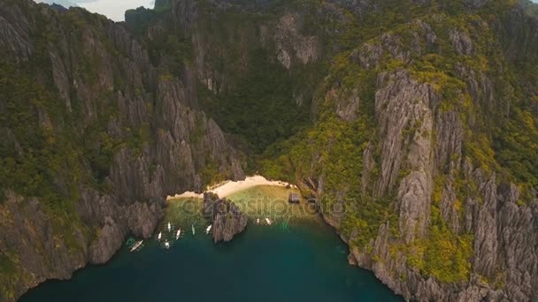 Tropisk strand med båtar, Flygfoto. Tropisk ö. — Stockvideo