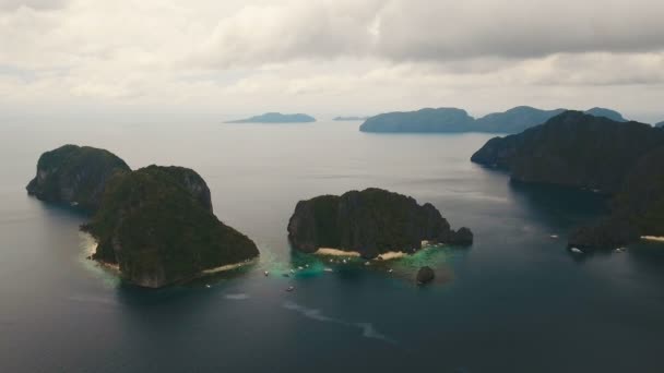 Praia tropical com barcos, vista aérea. Ilha tropical . — Vídeo de Stock