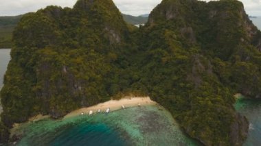Tekneler, havadan görünümü ile tropikal plaj. Tropik ada.