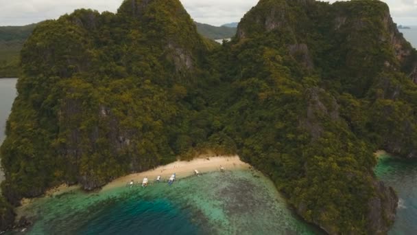 Plage tropicale avec bateaux, vue aérienne. Île tropicale .