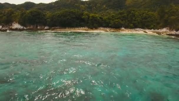 Praia tropical bonita, vista aérea. Ilha tropical . — Vídeo de Stock