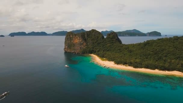 Playa tropical con botes, vista aérea. Isla tropical . — Vídeo de stock