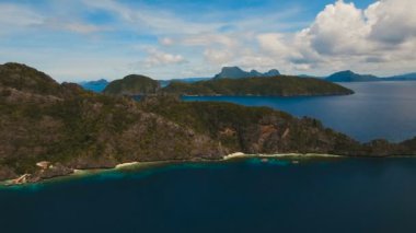 Tropik ada ve kumlu plajları, havadan görünümü. El Nido