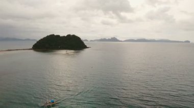 Dağlar taşlar havadan görünümü güzel koy. Tropik adaları.