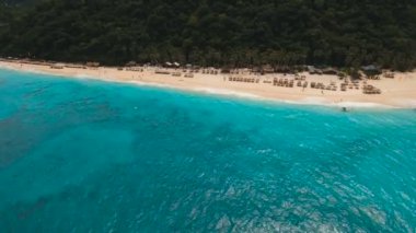 Tropikal adada hava manzaralı güzel bir plaj. Filipinler Boracay Adası.