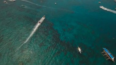 Plaj merkezindeki deniz eğlencesi. Boracay Adası Filipinleri..