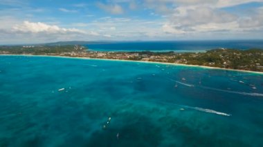 Tropikal adada hava manzaralı güzel bir plaj. Filipinler Boracay Adası.