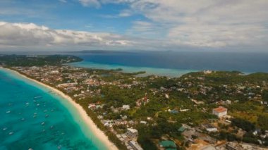 Tropikal adada hava manzaralı güzel bir plaj. Filipinler Boracay Adası.
