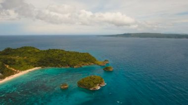 Tropikal adada hava manzaralı güzel bir plaj. Filipinler Boracay Adası.