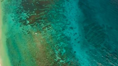 Tropikal adada hava manzaralı güzel bir plaj. Filipinler Boracay Adası.