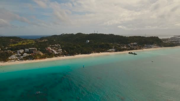 공중에서 열대 섬의 아름다운 해변을 볼 수있다. 보르 카이 섬 필리핀. — 비디오