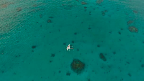 Piękny zachód słońca nad morzem, widok z lotu ptaka. Boracay island, Filipiny. — Wideo stockowe