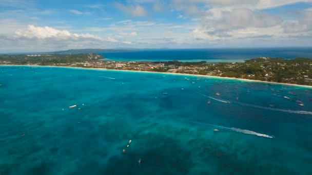 Vue aérienne belle plage sur île tropicale. Boracay île de Philippines. — Video