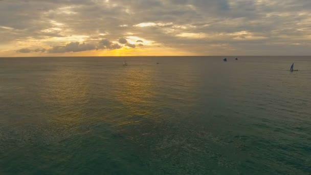 Vacker solnedgång över havet, Flygfoto. Boracay island Filippinerna. — Stockvideo