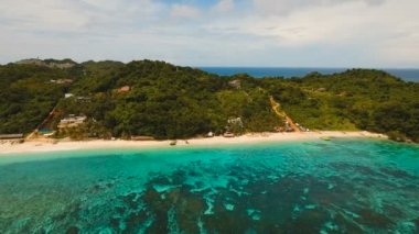 Tropikal adada hava manzaralı güzel bir plaj. Filipinler Boracay Adası.