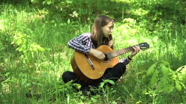 Девушка играет на гитаре. — стоковое видео