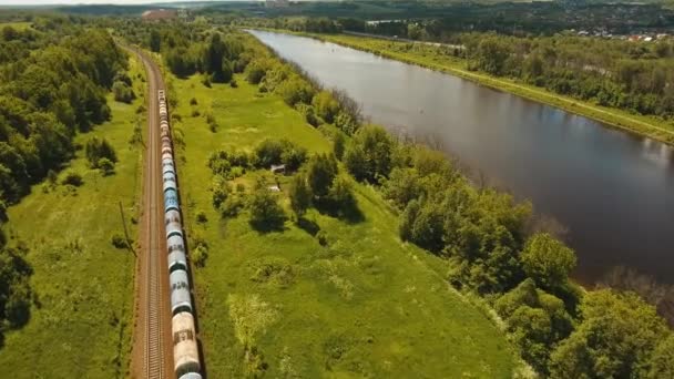 Tren de mercancías en el ferrocarril — Vídeo de stock