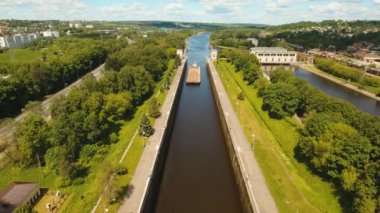 Nehri üzerinde ağ geçidi. Bent kapıları.