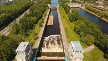 Nehri üzerinde ağ geçidi. Bent kapıları.