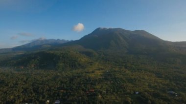Tropikal orman ile Dağları. Camiguin Adası Filipinler.