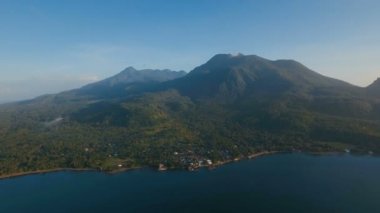 Anteni ile volkanik kum plaj tropikal adada güzel sahil şeridi görüntüleyin. Camiguin Adası Filipinler.