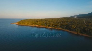 Anteni ile volkanik kum plaj tropikal adada güzel sahil şeridi görüntüleyin. Camiguin Adası Filipinler.