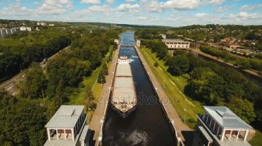 Nehri üzerinde ağ geçidi. Bent kapıları.