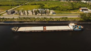 Havadan görünümü: mavna Nehri üzerinde.
