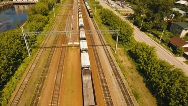 Comboio de mercadorias na via férrea — Vídeo de Stock