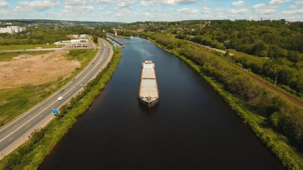 Luchtfoto uitzicht: Barge op de rivier. — Stockvideo