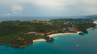 Tropikal adada hava manzaralı güzel bir plaj. Filipinler Boracay Adası.