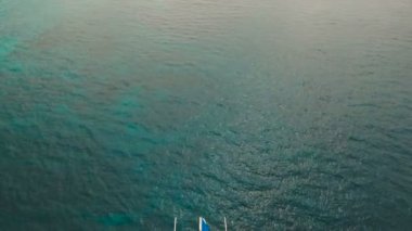 Mavi denizde yelkenli. Filipinler Boracay Adası.