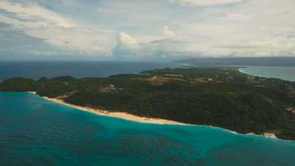 Légi kilátás gyönyörű strand a trópusi szigeten. Boracay-sziget Fülöp-szigetek. — Stock videók