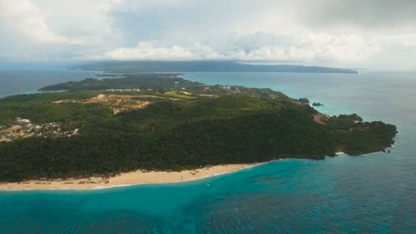 Vista aérea bela praia na ilha tropical. Ilha de Boracay Filipinas. — Vídeo de Stock