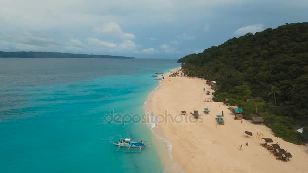 Vista aérea hermosa playa en la isla tropical. Isla de Boracay Filipinas. — Vídeos de Stock