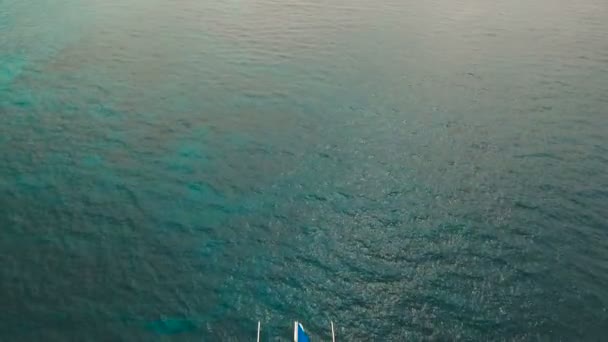 Vitorlás hajó a kék tengeren. Boracay-sziget Fülöp-szigetek. — Stock videók