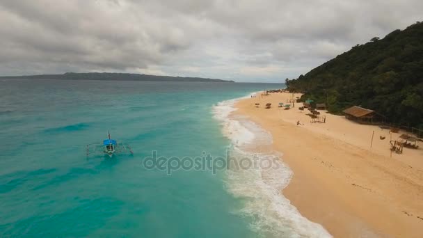 Antenn Visa vacker strand på tropisk ö i stormigt väder. Boracay island Filippinerna. — Stockvideo