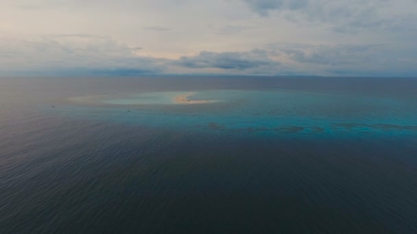 Вид с воздуха красивый пляж на тропическом острове. Камигинский остров Филиппины . — стоковое видео