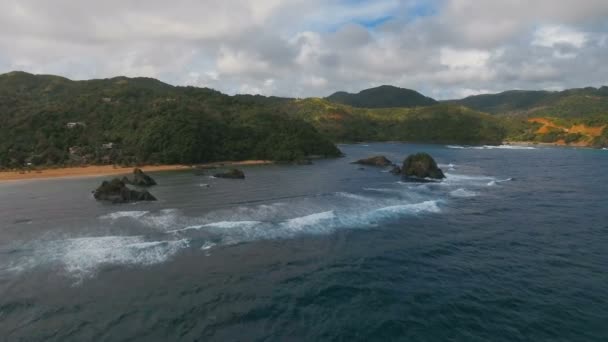 Paisaje marino con isla tropical, playa, rocas y olas. Catanduanes, Filipinas . — Vídeos de Stock