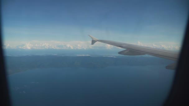 Utsikt från ett fönster med flygplan på bergen och havet. — Stockvideo